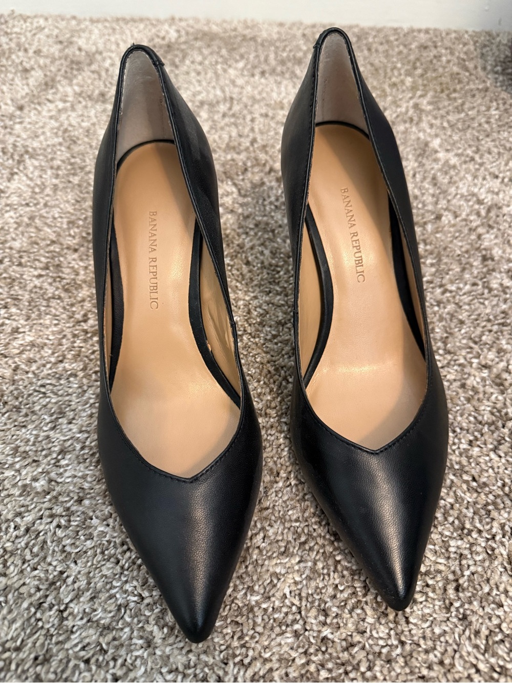 NWOT Banana Republic Black Pointed Leather Pumps